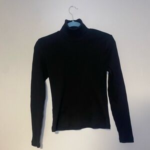 KTON
Black ribbed turtle neck. Size M